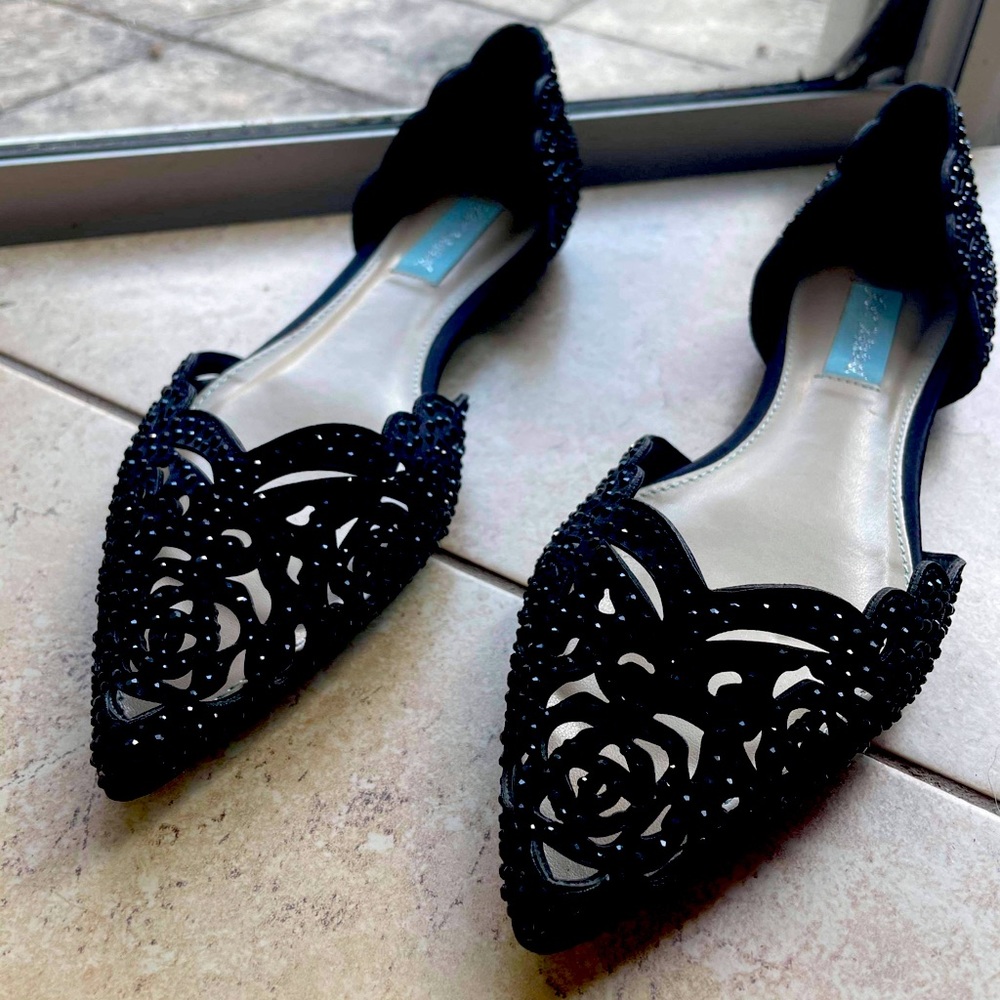 Blue by Betsey Johnson Women's Sb-Lucy Pointed Toe Flat, Black Satin
